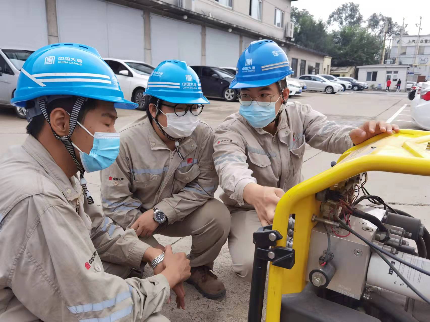 1662358534830062556.jpg 华翔(右一)正在为班组同事培训大型设备使用技巧和保养方法.jpg