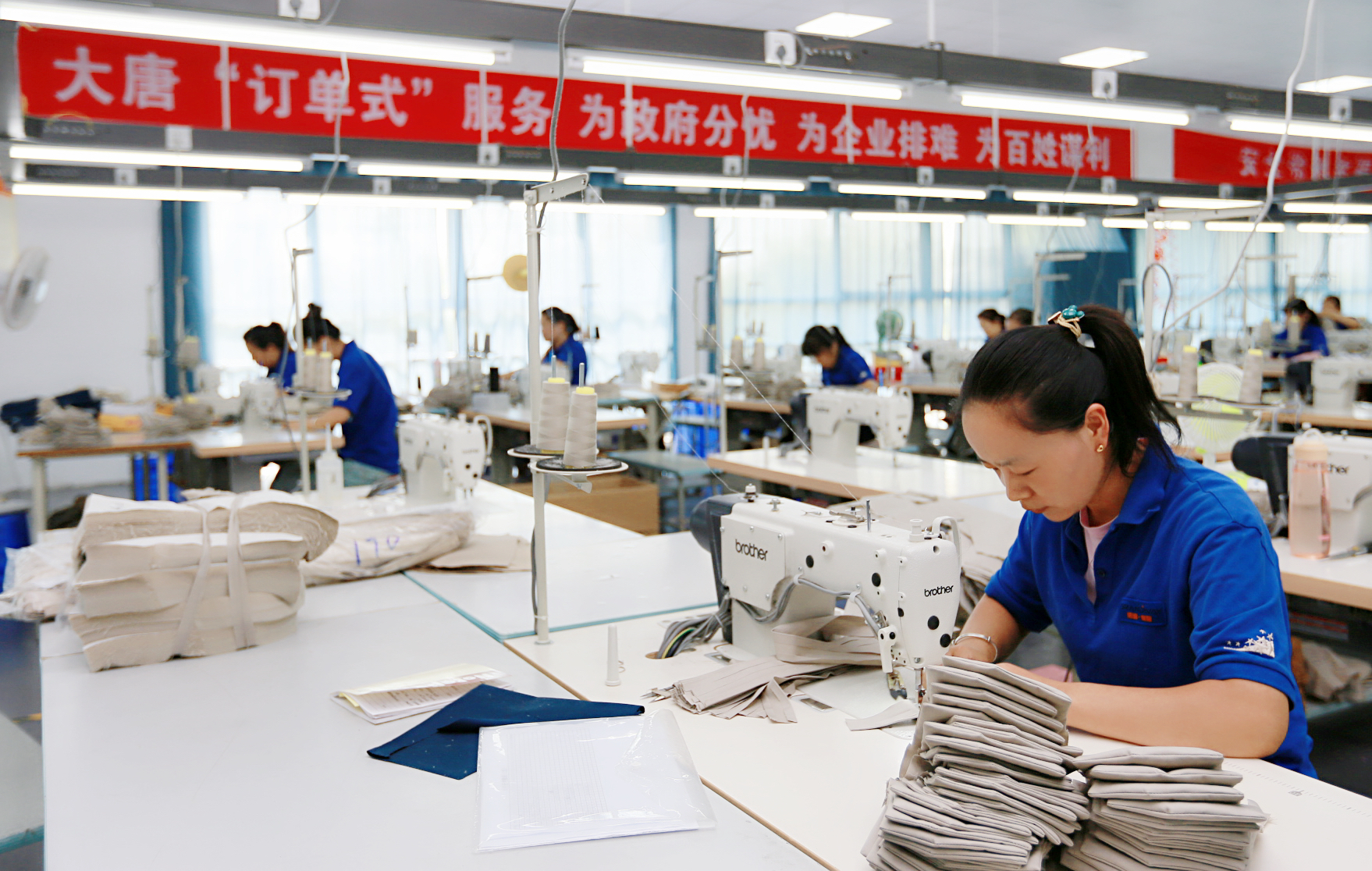 1662444624797099777.jpg 4.p站视频
引进“订单式”扶贫企业.,让异地搬迁群众实现家门口就业.jpg