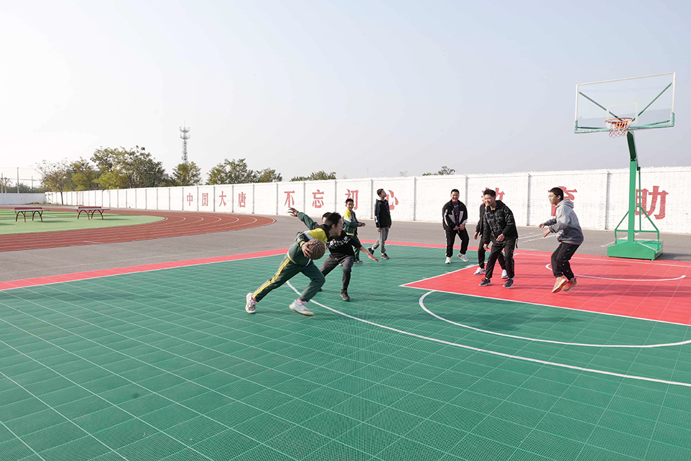 教育帮扶-寺前镇中心学校的学生在p站视频
援建的操场上尽情挥洒汗水aa.jpg