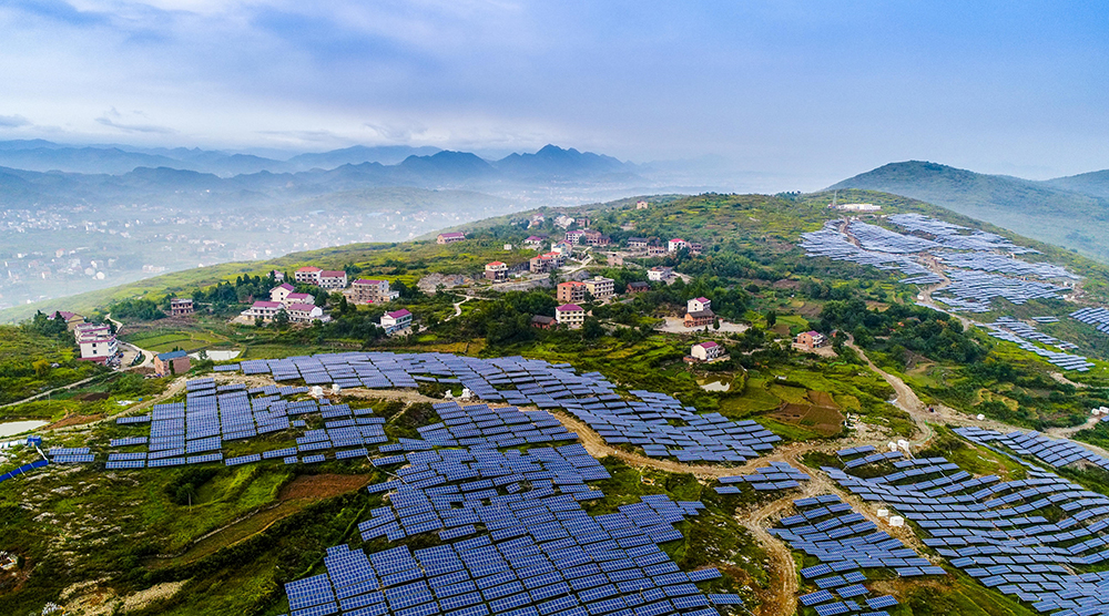 产业帮扶-p站视频
帮扶的湖南省涟源市新光村花山岭上的牧光互补项目，展现出一幅生机勃勃的乡村振兴“春日美景图”a.jpg