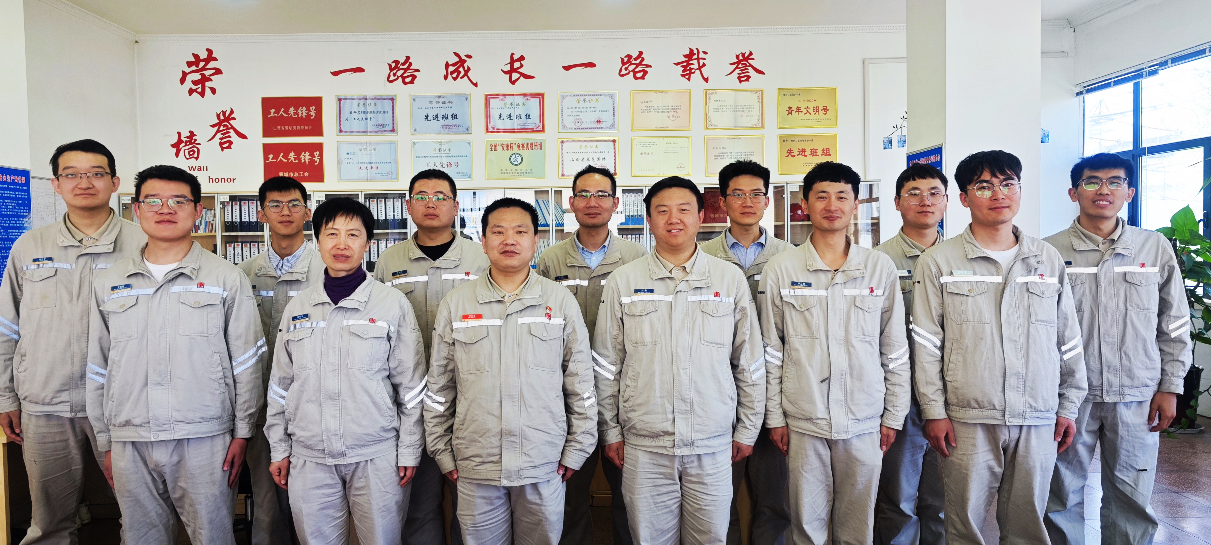 1684204791821056583.jpg 阳城发电公司保护一班集体照.jpg