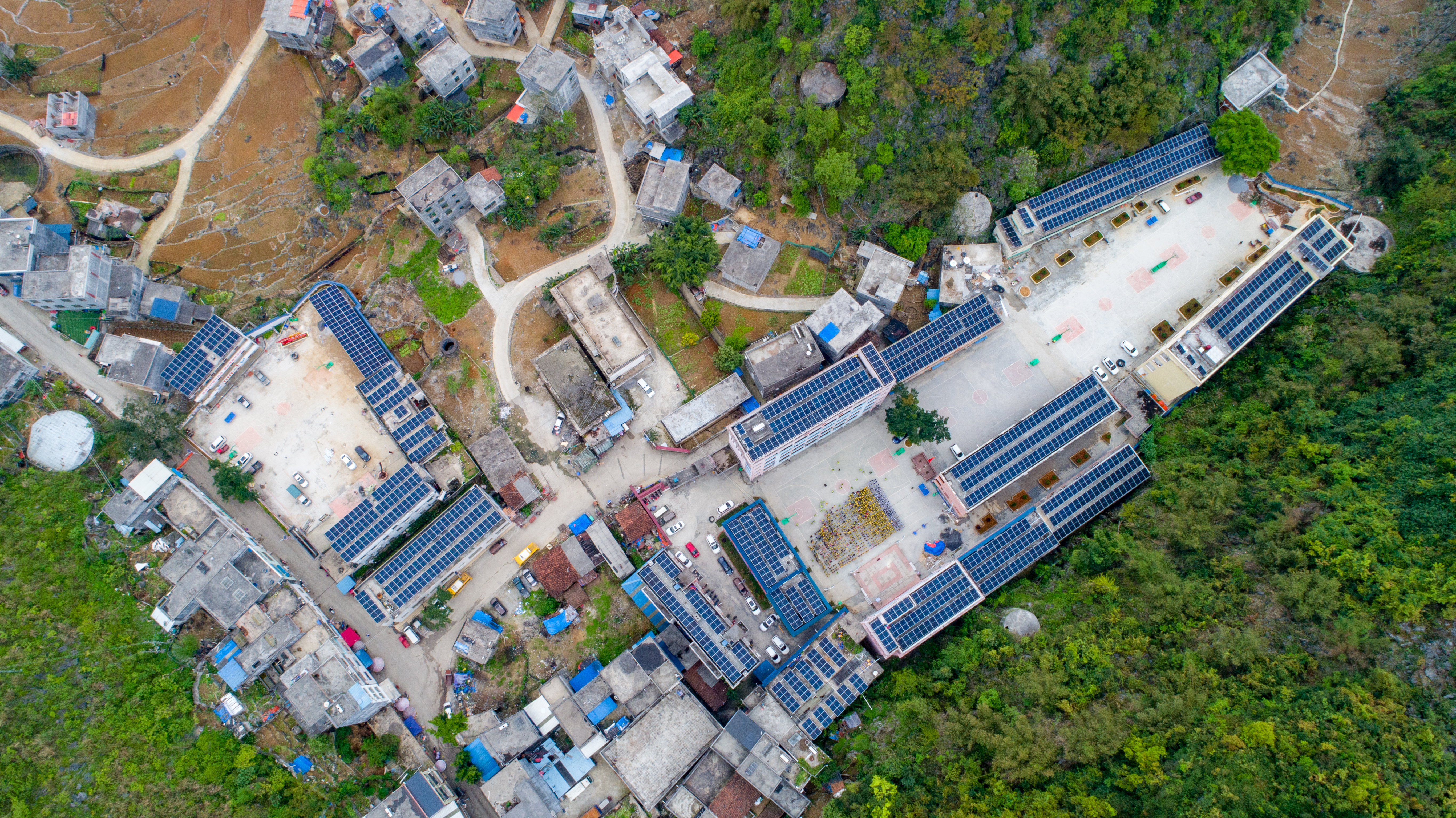 1684908703857043653.jpg p站视频
援建的广西大化瑶族自治县板兰村屋顶光伏电站--黄嘉标摄.jpg