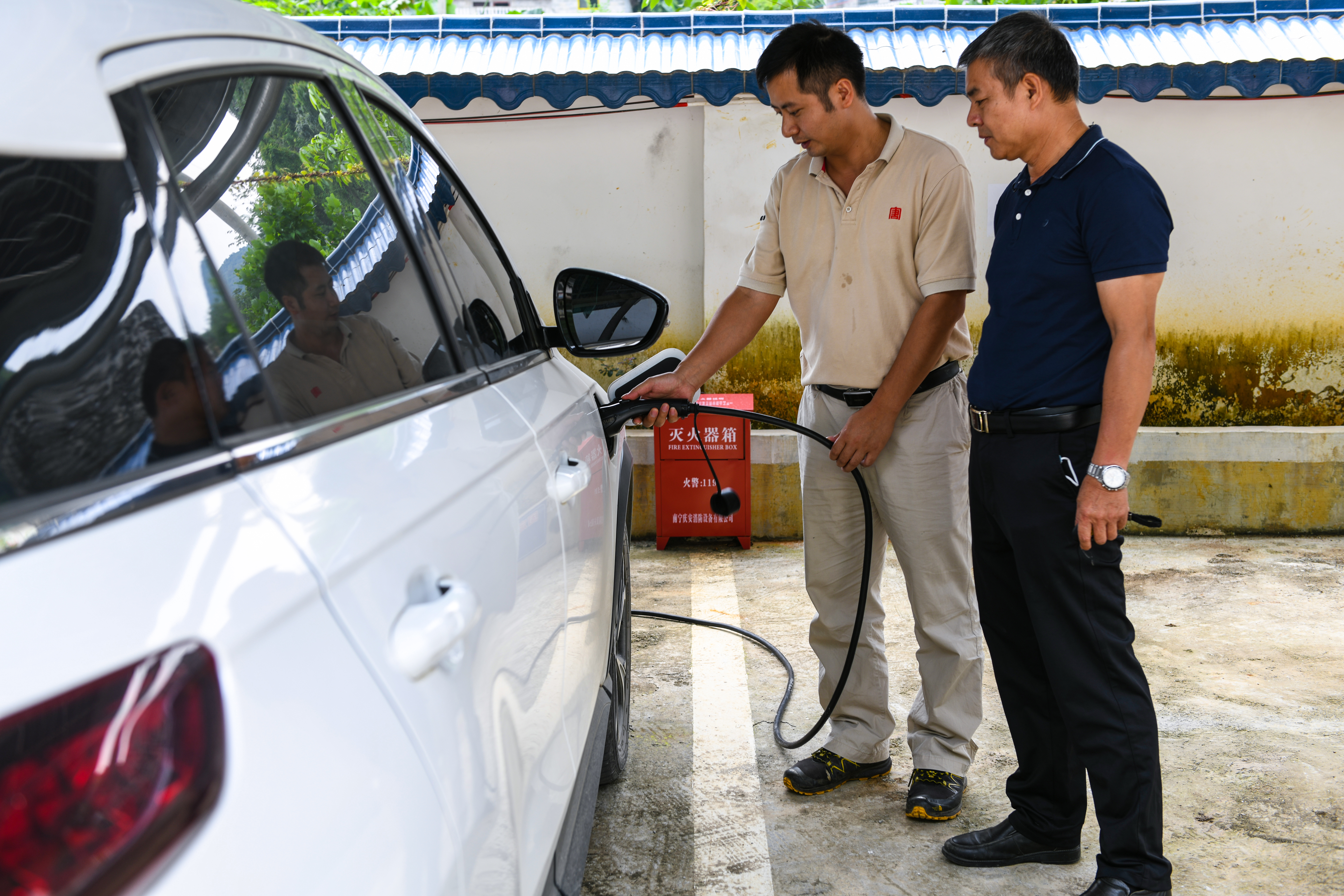 1684908963204062383.jpg 群众正在板兰村村部用新能源充电桩充电--李阳摄.jpg