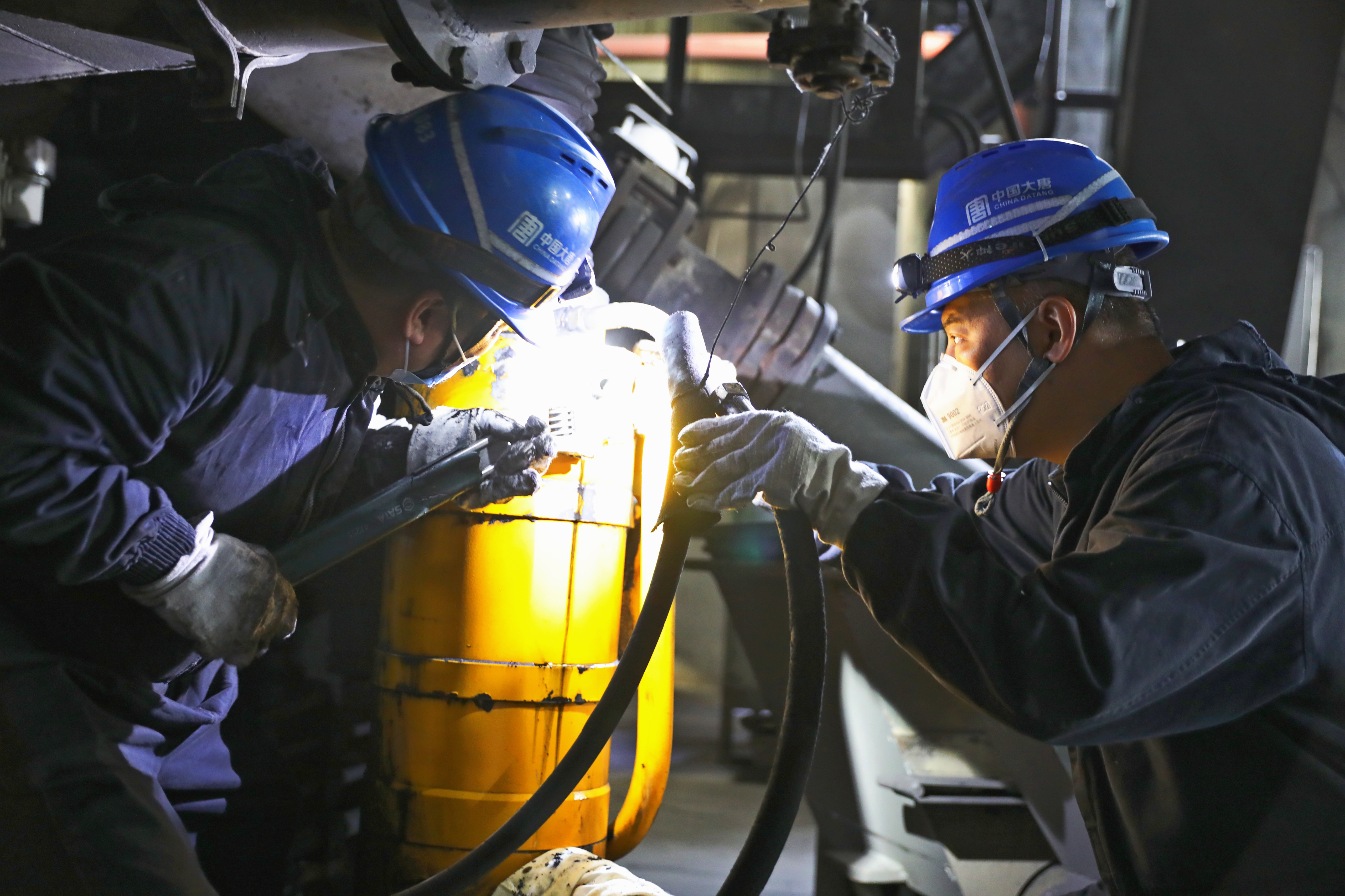 1711088368866062901.jpg 第一段配图,渭南公司供热季前开展机组B修工作.jpg