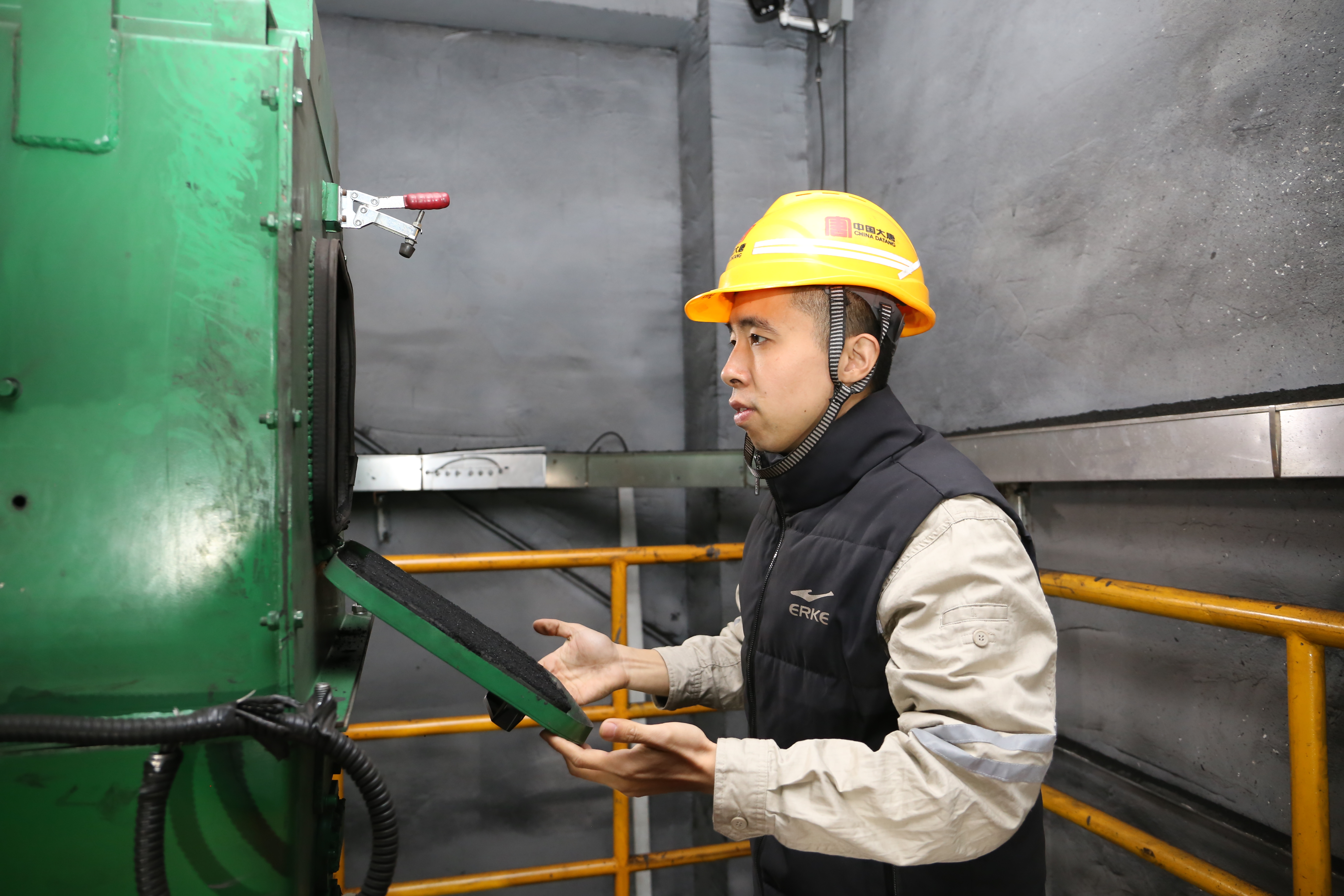 1715147862324066158.jpg 6.张晨晨检查入厂采样机初级给料皮带,确保煤样采集具有代表性.jpg